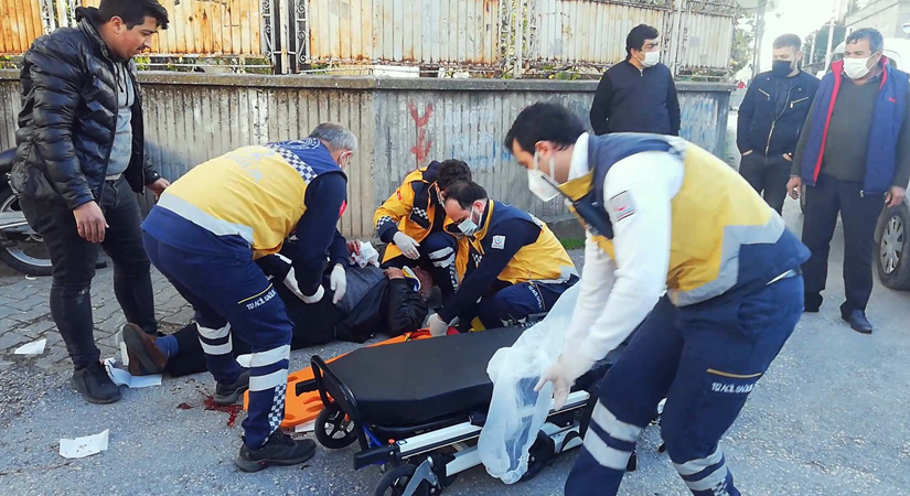 Otomobilin çarptığı motosikletteki 1’i ağır 3 kişi yaralandı