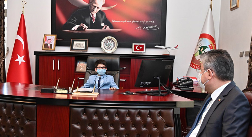 Çocuk vali, bütün okullara kütüphane yapılmasını istedi