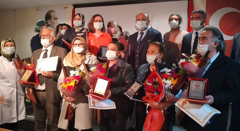 Emekliye ayrılan Hastane personeline plaket