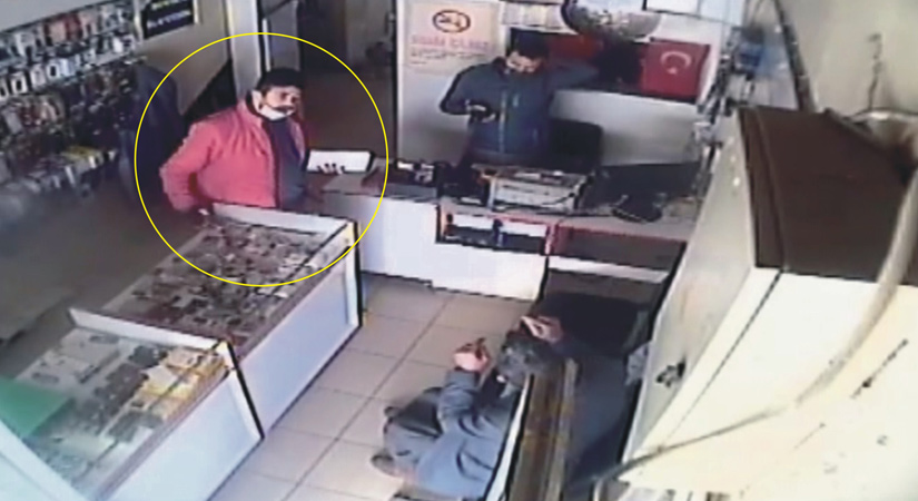 İşyerinden telefon bataryası hırsızlığı kamerada