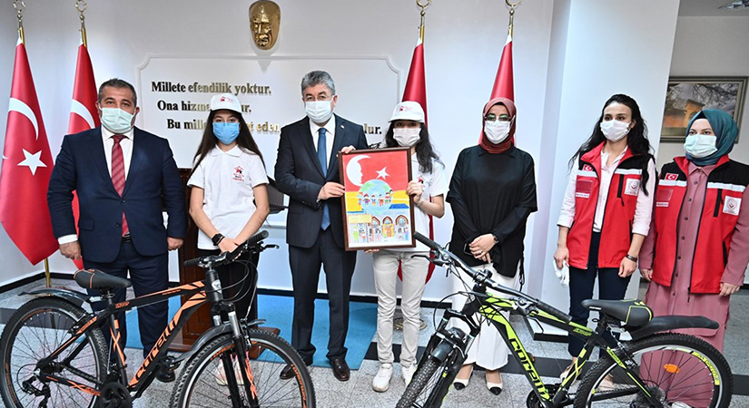 Resim ve şiir okuma yarışması birincilerine ödül