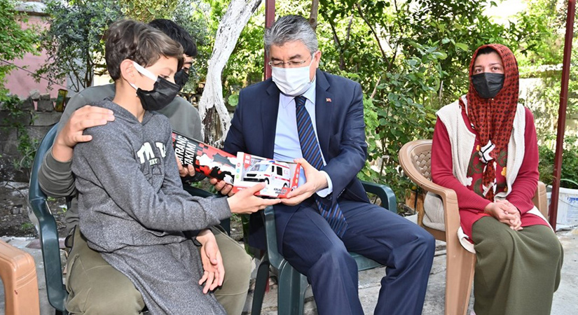Vali Yılmaz ev ziyaretlerini sürdürüyor