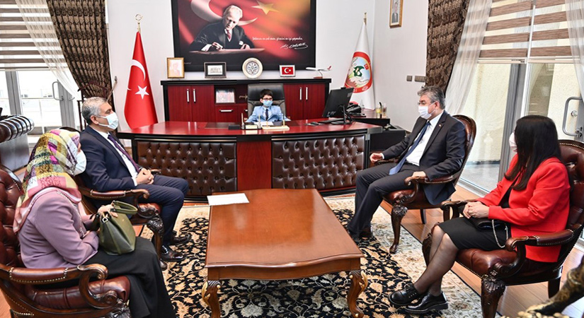 Valilik makamına “şair çocuk” Kaya oturdu