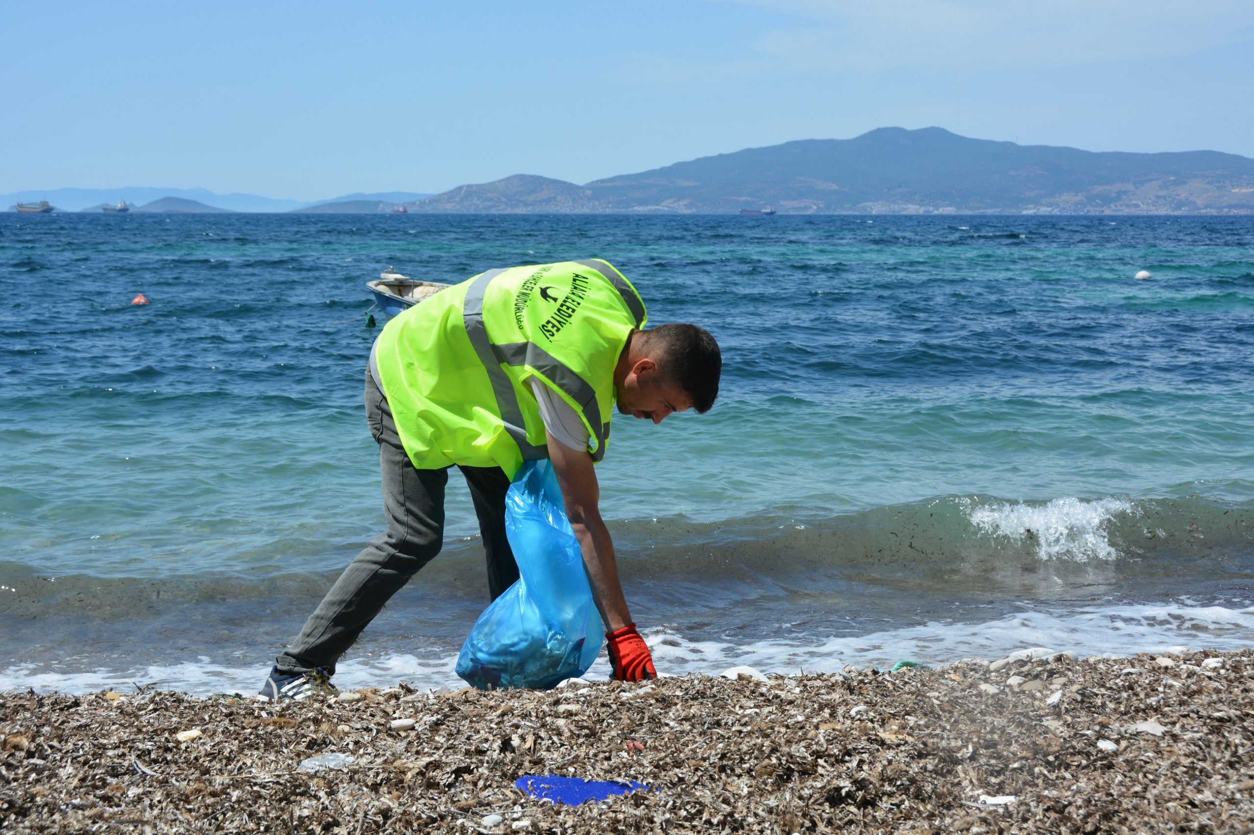 İzmir Aliağa sahillerinde yaz temizliği