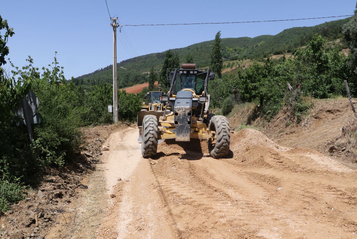 Manisa’da üreticinin yolu yenileniyor