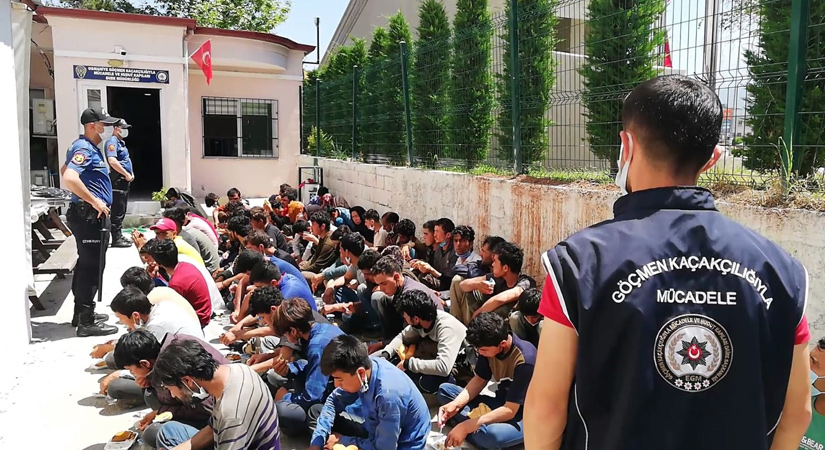 İki minibüste 74 kaçak göçmen yakalandı