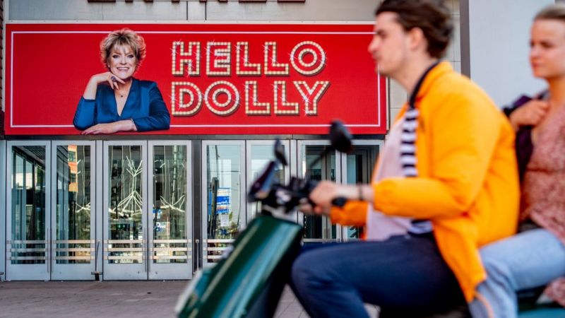 Hollanda’da tiyatrolar açıldı, bütün biletler tükendi