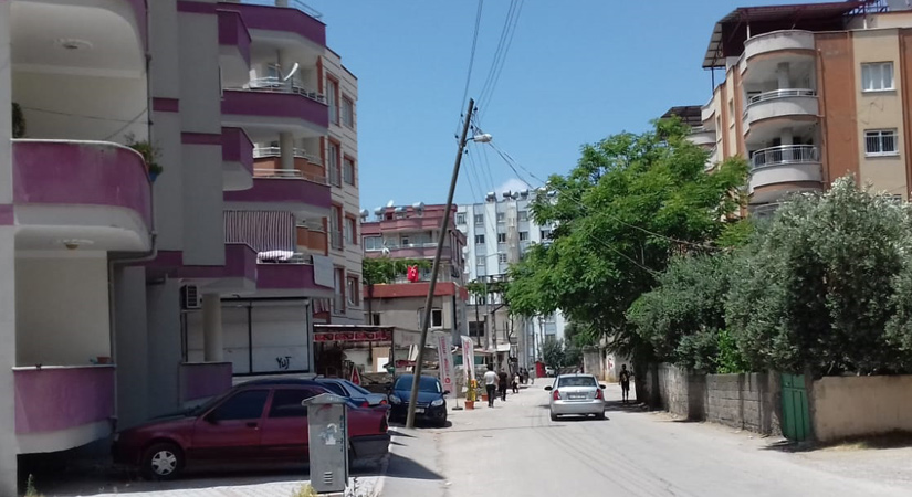 Elektrik direği tehlikeye davetiye çıkarıyor!