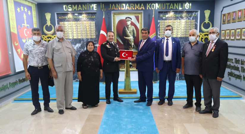 Osmaniye Jandarma Komutanı’na Şehit ailelerinden ziyaret