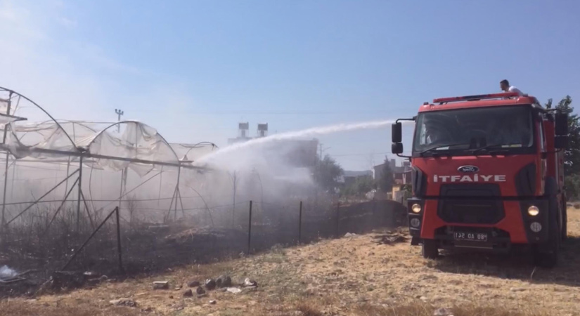 Yerleşim yeri yakınlarındaki serada çıkan yangın korkuttu