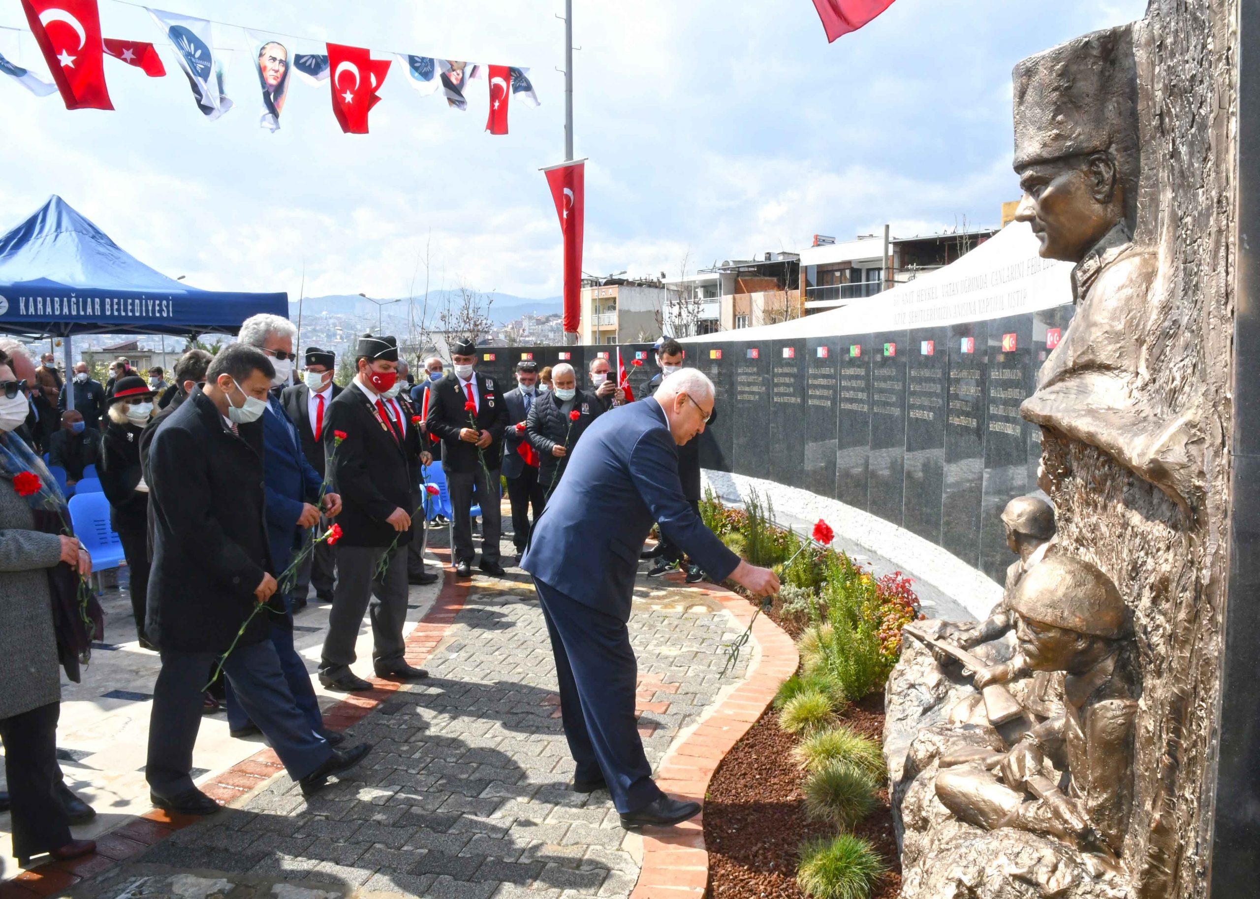 İzmir Karabağlar'da şehitlere kapsamlı anma