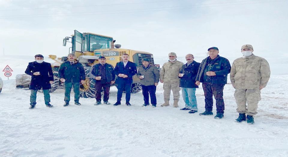 Sivas Kangal'da kapalı köy yolu kalmadı